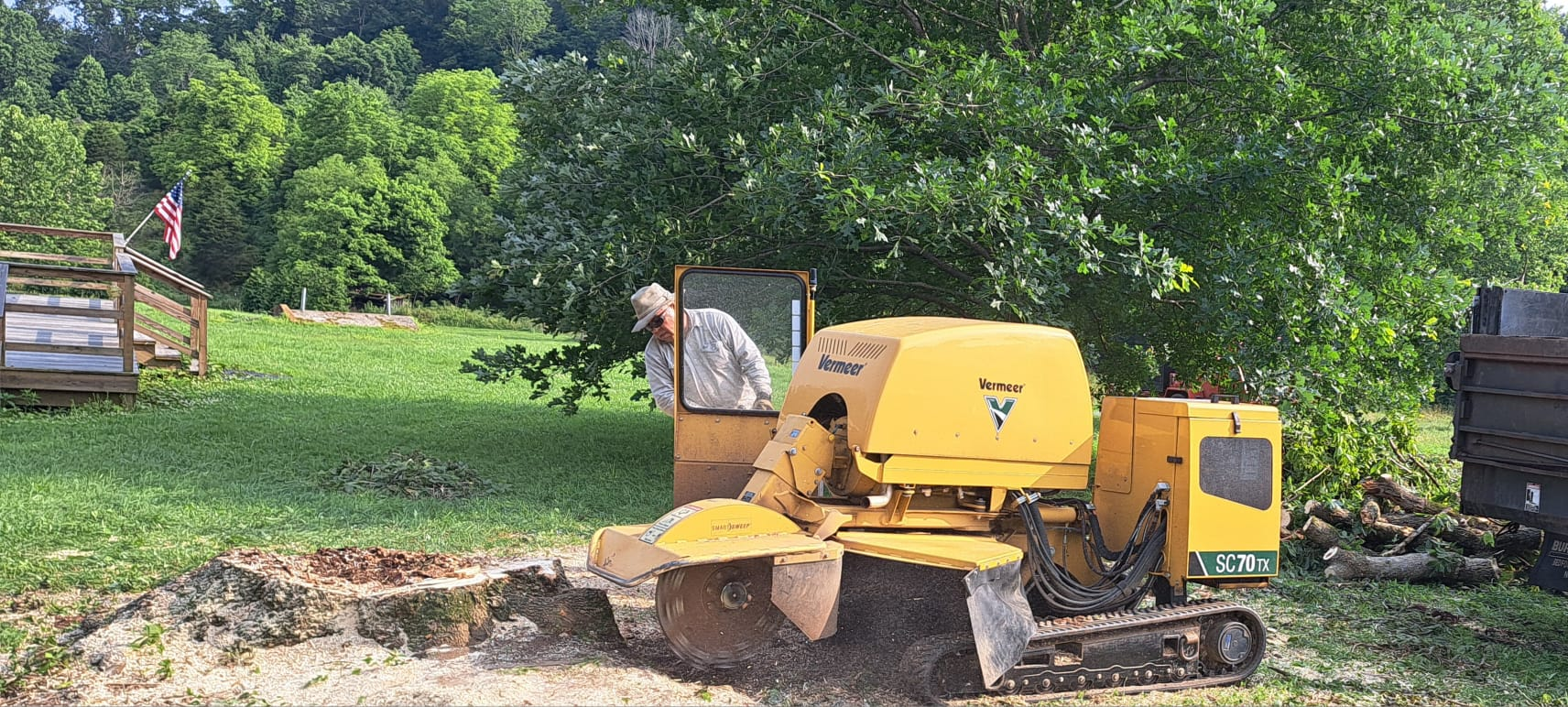 Stump grinding service Nashville - professional equipment removing tree stump
